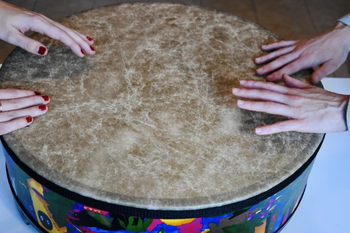 Gemeinsamer Dialog über eine Trommel